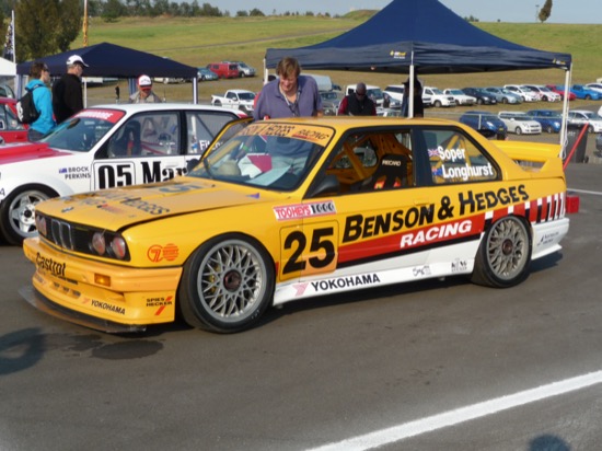 Gelber Benson-und-Hedges-BMW M3 mit Startnummer 25