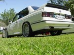 Chris' alpinweißer M3 auf einer Wiese in Kalifornien