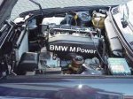 Motorraum des Cabrios mit BMW-M-Power-Schriftzug