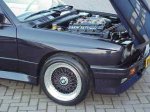 Frontpartie mit BBS-Kreuzspeichenfelge, Motorhaube geöffnet