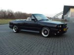 Das Cabrio in der Seitenansicht auf dem Hof