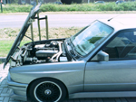 Der M3 mit geöffneter Motorhaube