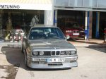 Der silberne M3 frontal vor dem Autohaus in Istanbul
