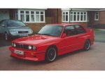 Johns roter Sport Evolution vor dem Haus in Newcastle