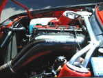 Motorraum mit Kohlefaser-Airbox und Käfigstreben