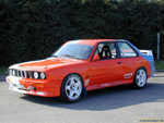 Der Rallye-M3 in Orange-Weiß, Frontansicht
