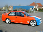 Seitenansicht des Rallyewagens