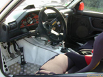 Cockpit mit Schalensitz und Sicherheitsausbau