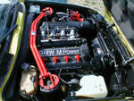 Motorraum mit BMW-M-Power-S14 und Domstrebe