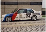 Der DTM-Look-M3 von schräg vorn auf Pflastersteinen