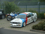 Der M3 neben einem Motorrad, Frontansicht