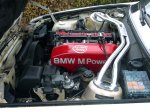 Motorraum mit rot lackiertem Ventildeckel und Ansaugbrücke