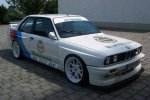 Der Rennwagen von schräg vorn auf Pflaster