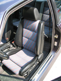 Sitze in Leder und Motorsport-Stoff