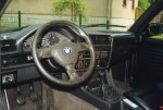 Cockpit mit Dreispeichen-Lenkrad