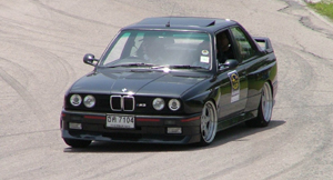 Schwarzer BMW M3 E30 auf der Rennstrecke