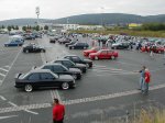 Bayreuth 2002: BMW-Reihen auf dem großen Treffenparkplatz vor bewaldeten Hügeln