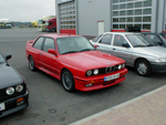 1. s14.de-Treffen 2002: roter M3 E30 zwischen den Teilnehmerfahrzeugen auf dem Hof