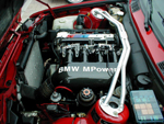 1. s14.de-Treffen 2002: Blick in den Motorraum eines roten M3 mit S14-Motor und Domstrebe