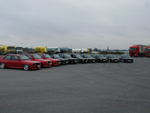 1. s14.de-Treffen 2002: Überblick über den Hof mit der Reihe der angereisten Autos
