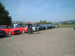 3. s14.de-Treffen Düderode 2003: Teilnehmerfahrzeuge auf dem Platz mit Blick ins Tal