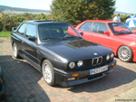 3. s14.de-Treffen Düderode 2003: schwarzer und roter M3 E30 nebeneinander auf dem Schotterplatz