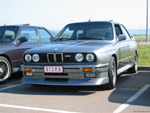 S14-Treffen in Belgien: silberner M3 E30 mit belgischem Kennzeichen auf dem Sammelparkplatz